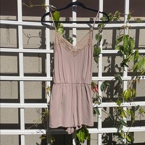 Cute flowing romper with a waist hugging band 🤩